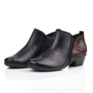 REMONTE Black Zip Ankle Booties